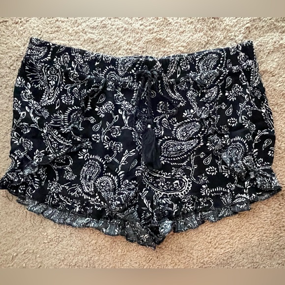 Mudd women’s large flowy black and white patterned shorts - Picture 1 of 3